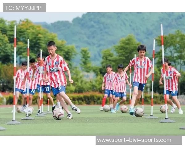 掌握足球运球绕杆技巧的关键要领与训练方法分享