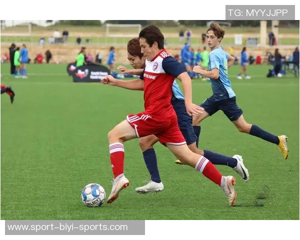 足球技巧解析如何通过拿球转身提升比赛表现与个人技术水平